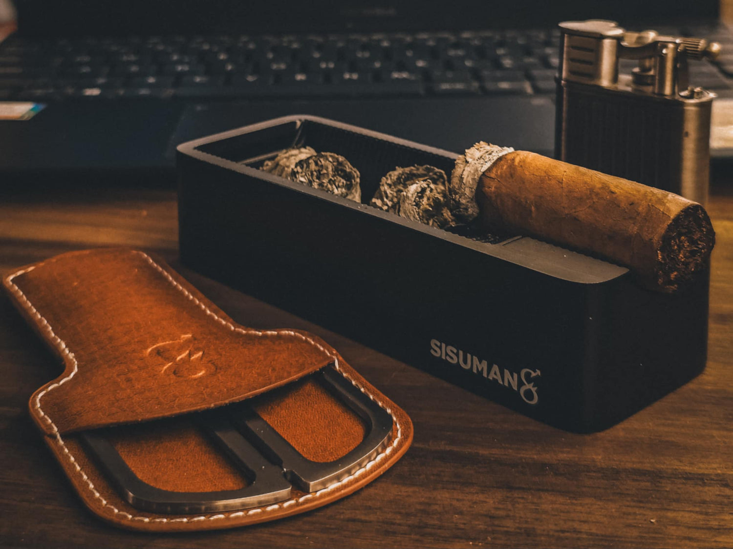 Casa 1910 sampetrina cigar with sisuman cigar accessories