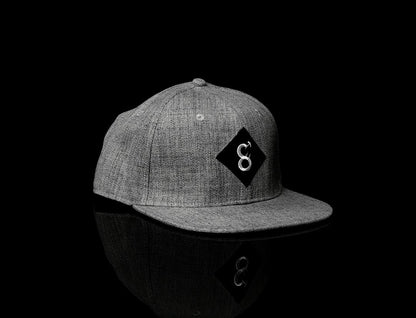 Grey Sisuman snapback cap with embroidered front logo, flat brim and structured crown